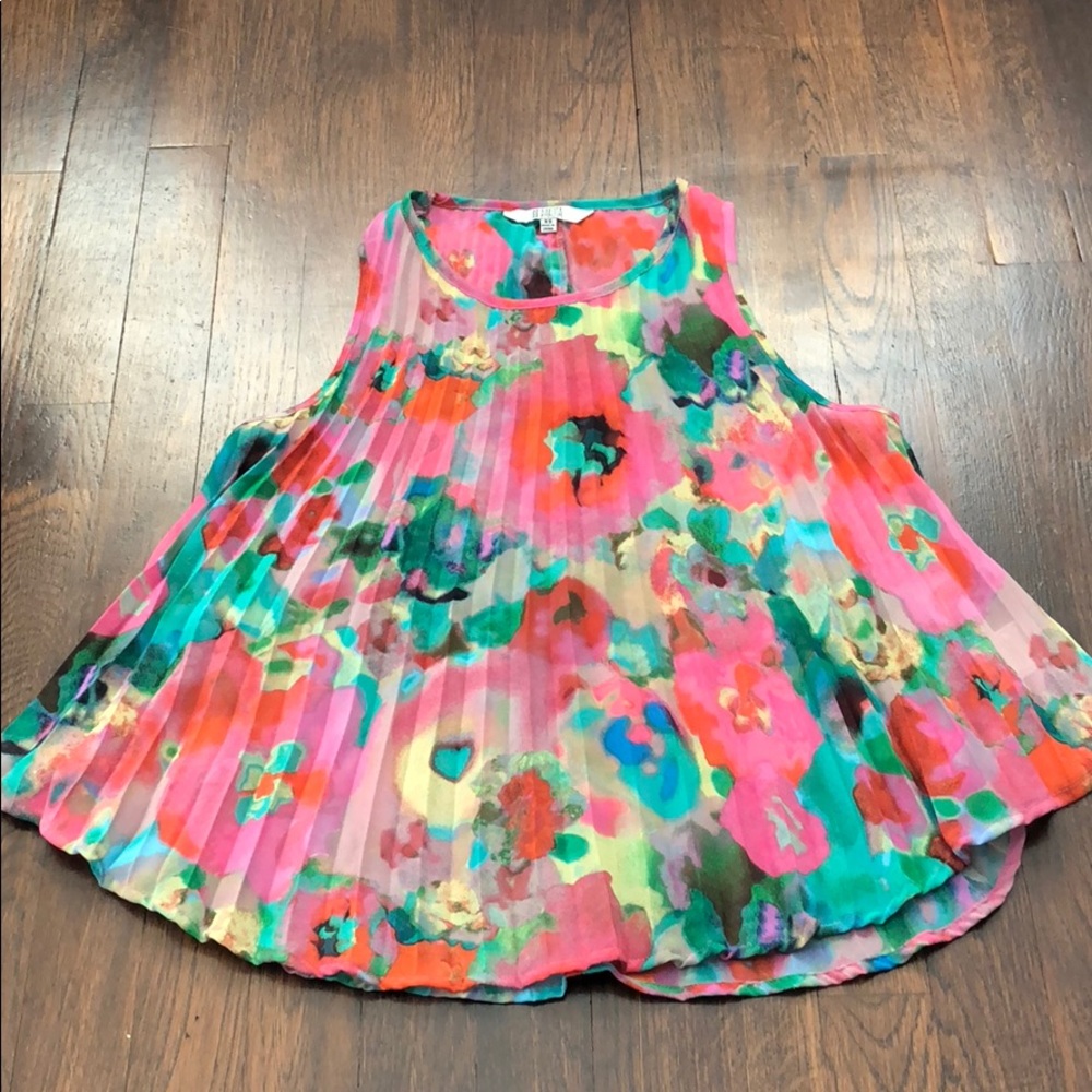 BB Dakota Floral Pleated Top